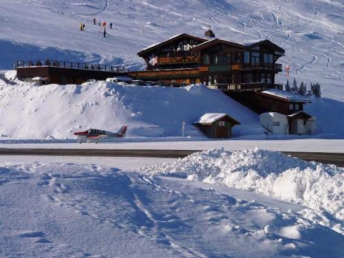 FFA Altiport Training  Courchevel  6th to 13th January 2001.-The Altiport restaurant jpg